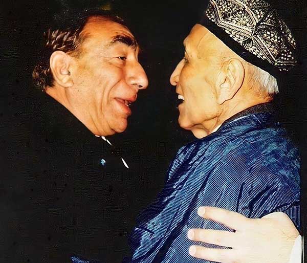 Isa Yusuf Alptekin (à droite) et Alparslan Türkes, le fondateur des « Loups gris ». Isa Yusuf Alptekin (à droite) et Alparslan Türkes, le fondateur des « Loups gris ».