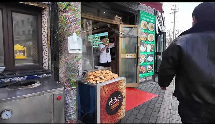 Petit restaurant ouïghour à Ürümqi (capture d’écran de la vidéo indiquée). Petit restaurant ouïghour à Ürümqi (capture d’écran de la vidéo indiquée).