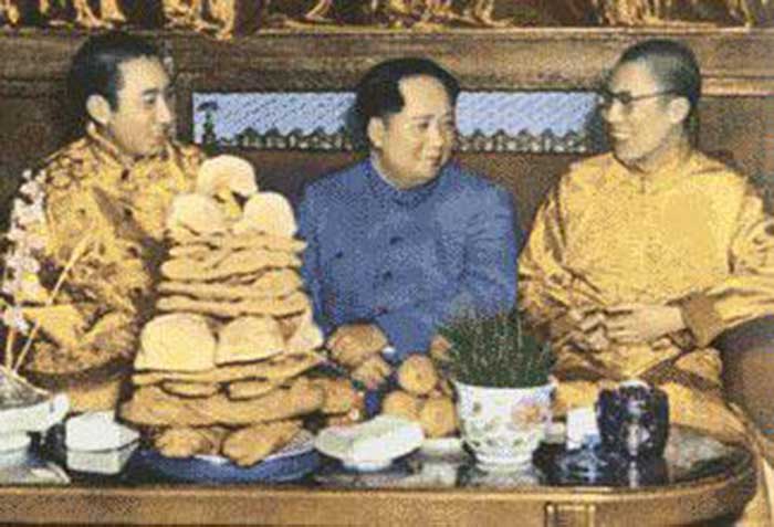 Mao et le 147me dalaï-lama en 1950 Mao et le 147me dalaï-lama en 1950