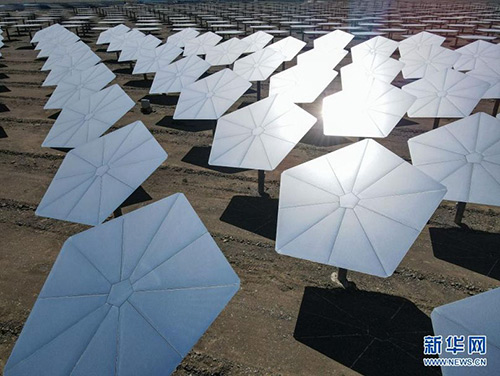 Système solaire à concentration thermodynamique dans la région du Xinjiang, en Chine © Xinhuanet 