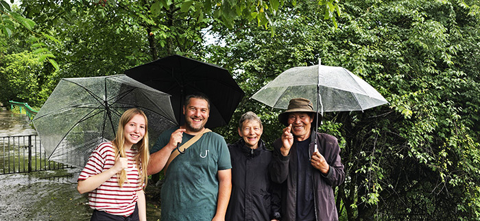 De la plus jeune à la plus ancienne génération, de diverses langues, sous la pluie de Danba (2026)