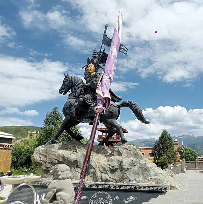 Statue du roi Gésar dans la ville reconstituée de Garzê (2026)