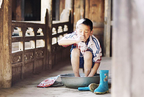 A still from the film “Wangdrak’s Rain Boots.” From Douban 