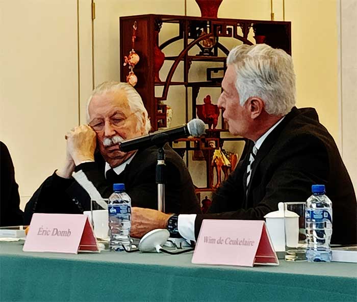 De gauche à droite : André Flahaut et Éric Domb (photo prise de biais si bien que les cartons donnent l’illusion de n’être pas situés devant la bonne personne) De gauche à droite : André Flahaut et Éric Domb (photo prise de biais si bien que les cartons donnent l’illusion de n’être pas situés devant la bonne personne)