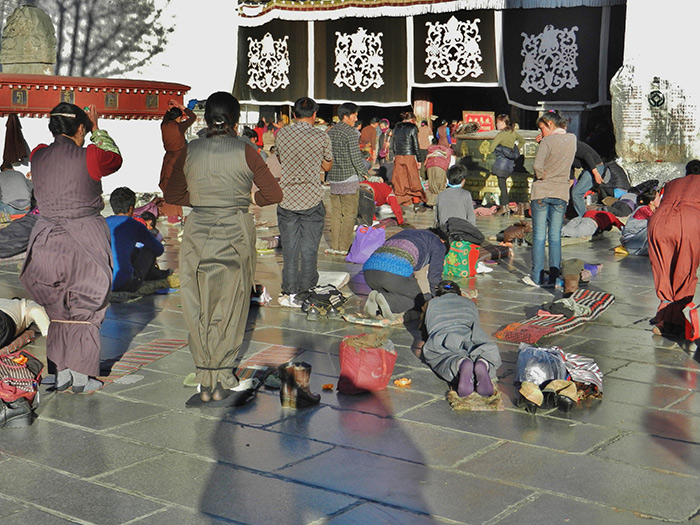 Prosternation devant le temple du Jokhang à Lhassa (Photo Th. De Ruyt, 15/12/2012)