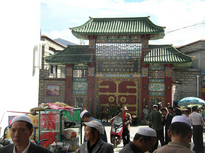 Entrée de la mosquée principale de Lhassa (photo JPDes, 2009)