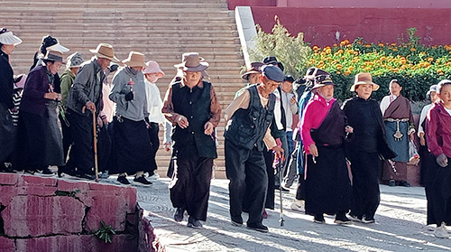 Des fidèles se rendant au monastère et à l'imprimerie de Dergé (2026)