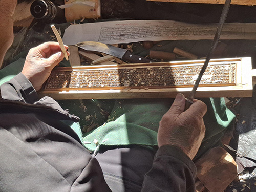 Dans l'atelier de gravure de l'imprimerie de Dergé (2026)