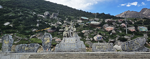 Statue commémorant la rencontre du roi Songtsen Gampo et la princesse Wencheng