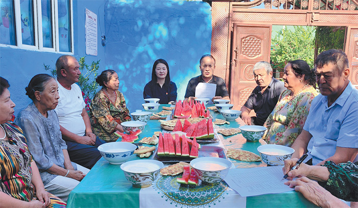 Réunion de villageois et de cadres au Xinjiang ( photo&nbsp;: China Daily) 