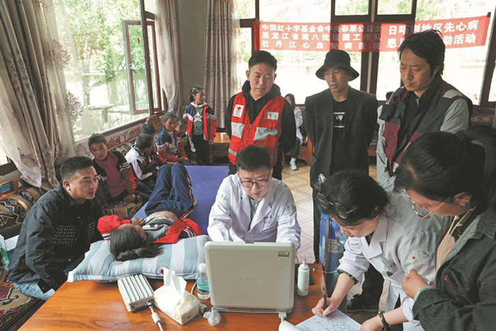 Des médecins d'un hôpital de Mudanjiang (Heilongjiang) dépistent les malformations cardiaques congénitales chez les enfants du canton de Khangmar. Photo : China News Service