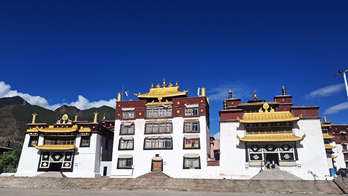 De gauche à droite : la salle des mandalas, le temple de Maitreya, un collège du monastère Jampaling de Chamdo (2026) De gauche à droite : la salle des mandalas, le temple de Maitreya, un collège du monastère Jampaling de Chamdo (2026)