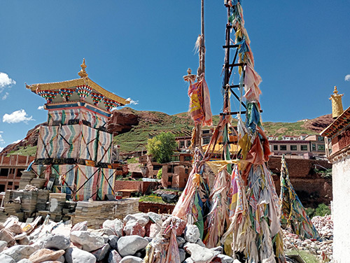 Le site de Nai Chamu ; la tour carrée est construite d'un empilement de pierres Mani (2026)