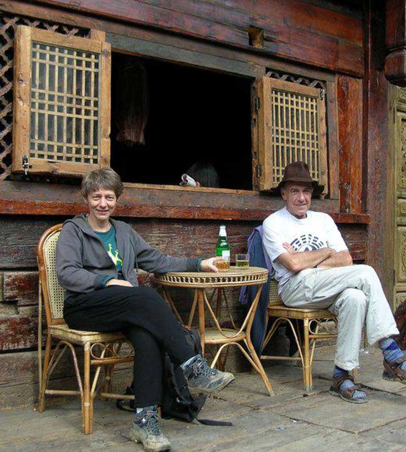 une paire de protagonistes à pied d’œuvre à Lijiang (Yunnan, photo Jpdes 2007)