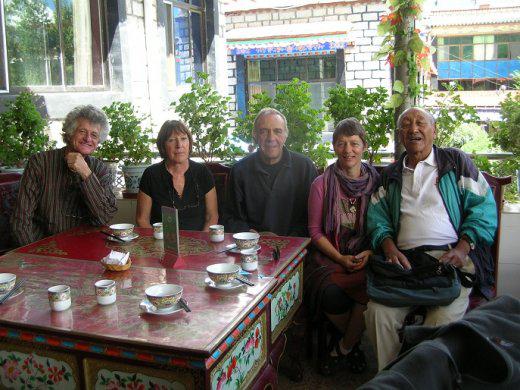 De gauche à droite : le traducteur, André Lacroix, Thérèse sa femme, photograhe et correctrice, Jean-Paul Desimpelaere, auteur de 