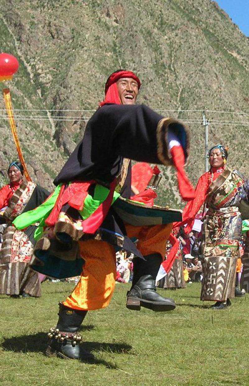 Un peu de joie de vivre, tout simplement ? (Photo jpd, Festival de Yushu, 2005)