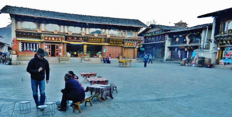 Une place de Shangri-La (Photo Thérèse De Ruyt, décembre 2012)