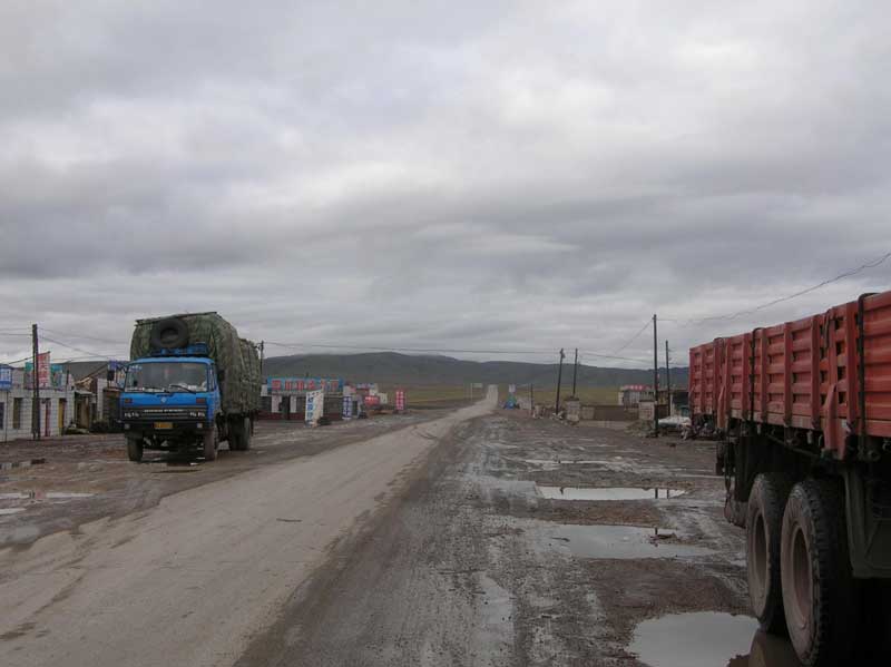 Beaucoup de transport se font par camion au Tibet (photo JPDes., 2008) Beaucoup de transport se font par camion au Tibet (photo JPDes., 2008)