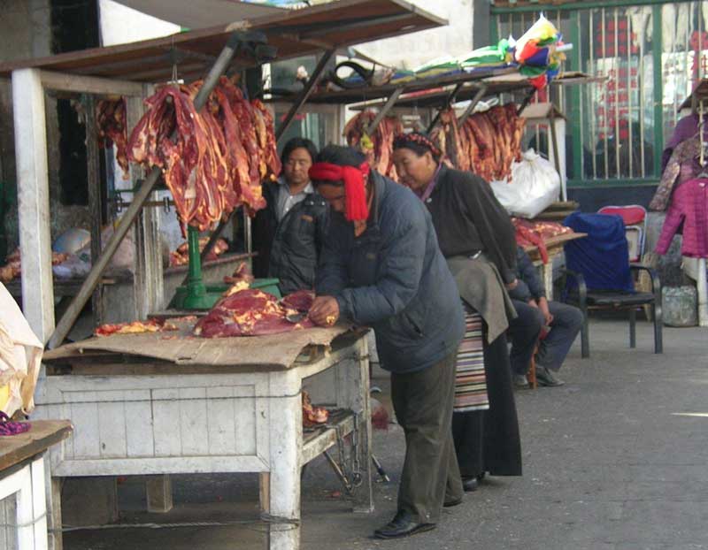 Un petit marché de quartier à Lhassa (photo jpdes., 2005)