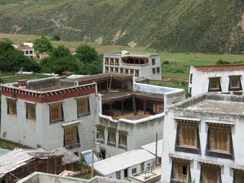 un gros bourg près de Xiangcheng dans le nord du Sichuan près de la frontière du Tibet (photo JPDes, 2007)