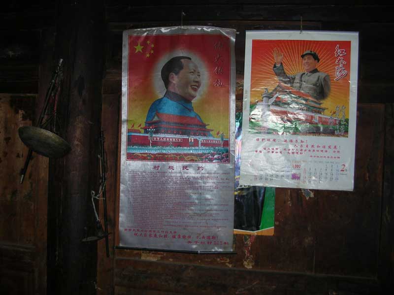 dans une petite maison en bord de route à la frontière Sichuan-Tibet, les villageois sont consicnet de ce qu'ils doivent à Mao (photo JPDes, 2007) dans une petite maison en bord de route à la frontière Sichuan-Tibet, les villageois sont consicnet de ce qu'ils doivent à Mao (photo JPDes, 2007)