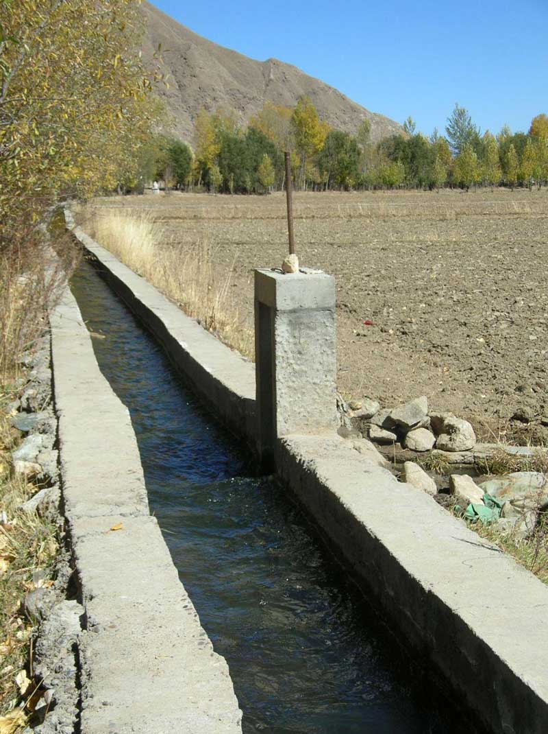 canal d'irrigation fraîchement rénové (photo Jpdes., 2005) canal d'irrigation fraîchement rénové (photo Jpdes., 2005)