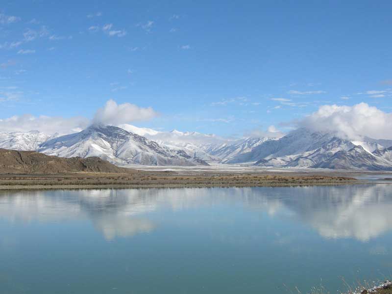 l’eau des glaciers coulant vers la Chine provient du Haut-Plateau (photo JPDes., 2008) l’eau des glaciers coulant vers la Chine provient du Haut-Plateau (photo JPDes., 2008)