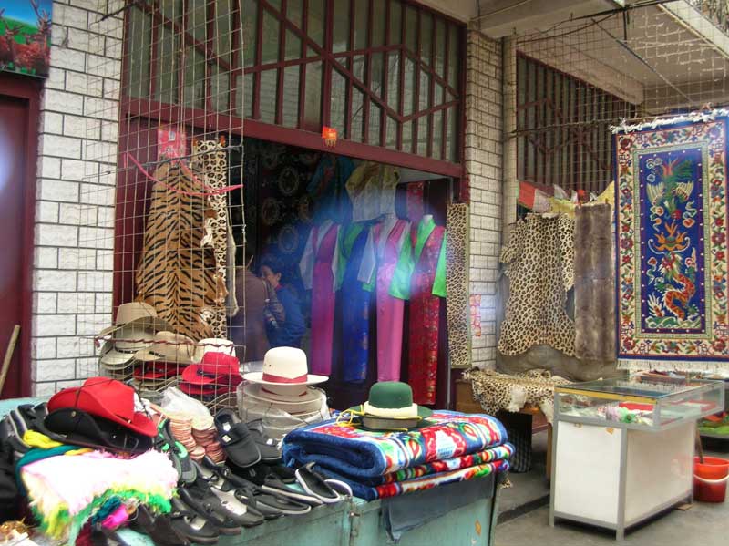 vraies et fausses peaux « au mètre » de tigre et léopard dans une boutique du vieux Lhassa  (photo JPDes., 2005)