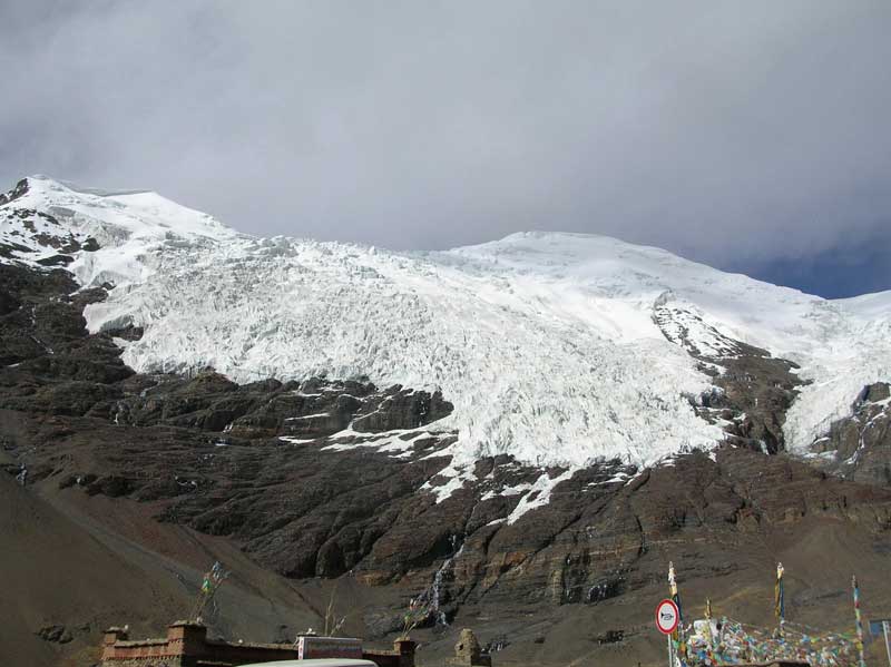 Fonte des glaciers au Tibet (photo JPDes., 2008) Fonte des glaciers au Tibet (photo JPDes., 2008)