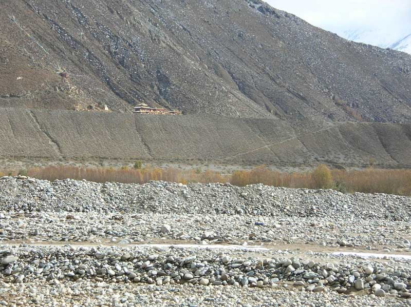 Une partie du Haut-Plateau est déserte, ici, en région autonome du Tibet (photo JPDes., 2008)