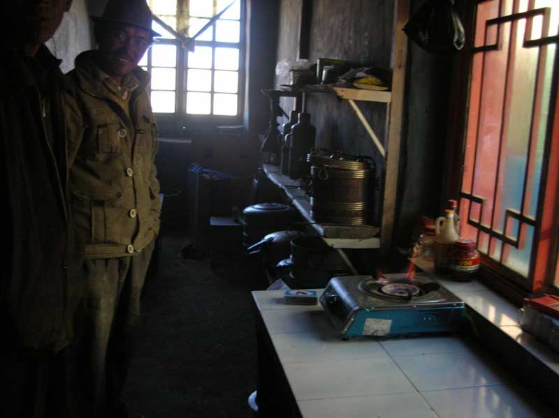 Un brûleur de biogaz dans une maison tibétaine (photo JPDes., 2008) Un brûleur de biogaz dans une maison tibétaine (photo JPDes., 2008)