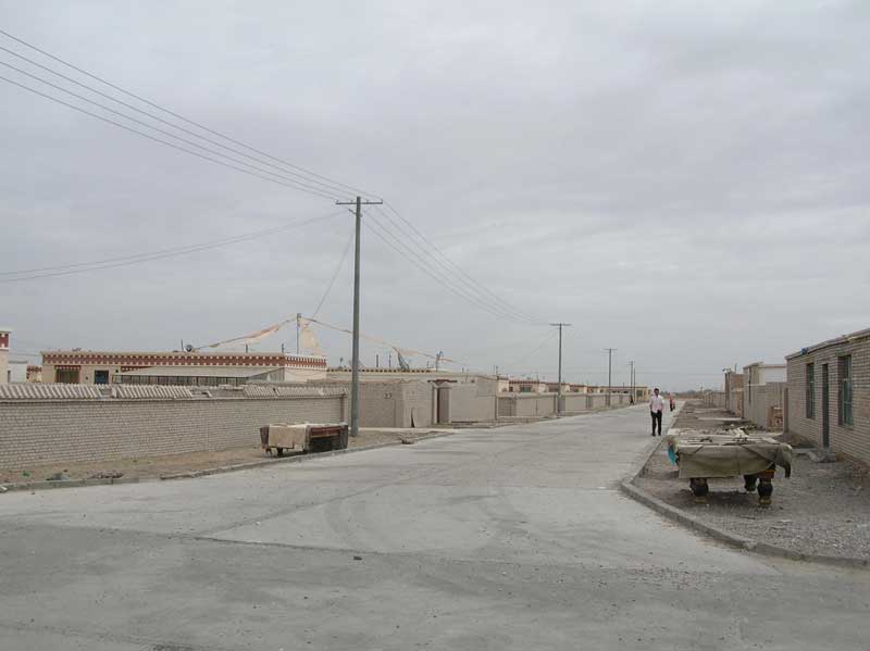 Un nouveau village en construction entre Xining et Golmud (photo JPDes 2007)