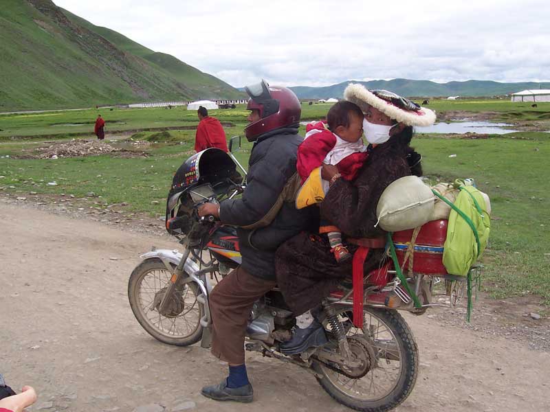 devant le monastère de Seershu (photo JPDes., 2005)