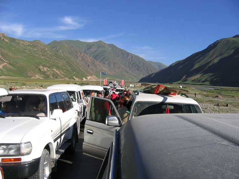 file de 4x4 pour entrer au festival de Yushu (photo JPDes., 2005) file de 4x4 pour entrer au festival de Yushu (photo JPDes., 2005)