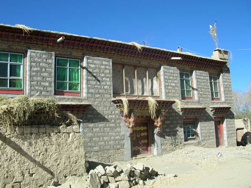 La nouvelle maison de la famille de Dolma (photo JPDes., 2008) La nouvelle maison de la famille de Dolma (photo JPDes., 2008)