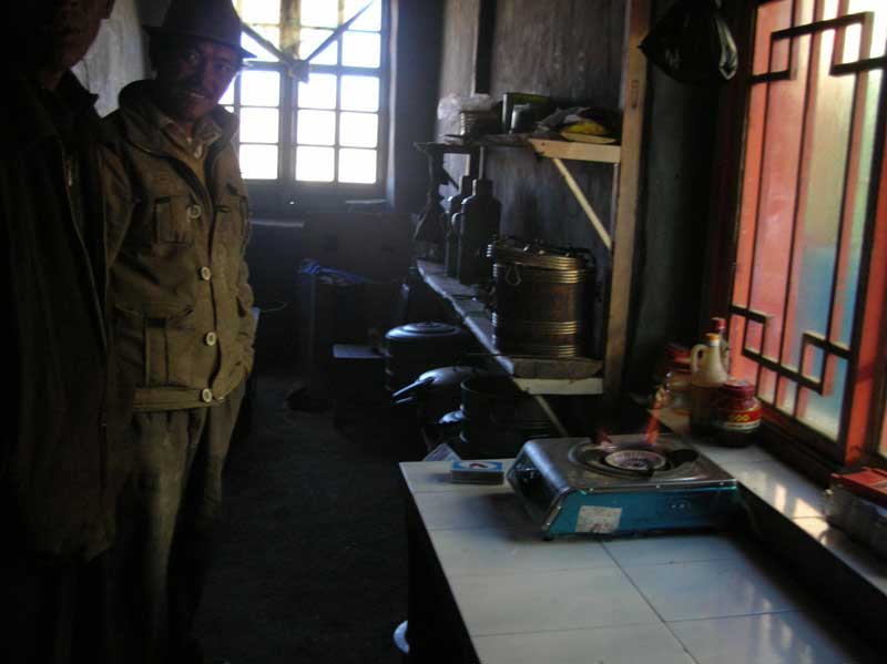  le chef du village et sa cuisinière au méthane (photo JPDes., 2008)