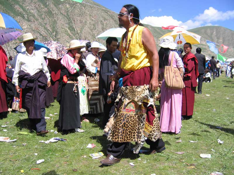 Chamane à vraie peau de tigre au festival de Yushu (photo JPDes. 2005) Chamane à vraie peau de tigre au festival de Yushu (photo JPDes. 2005)