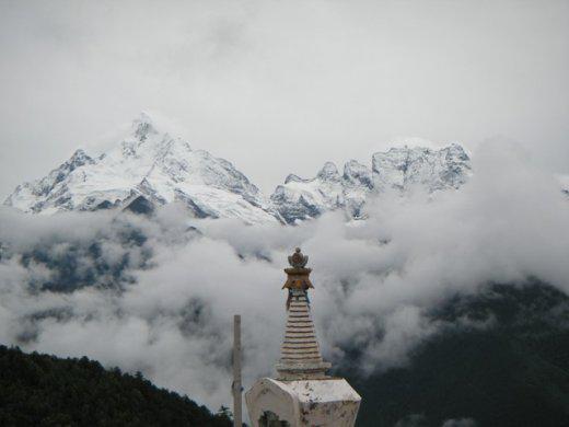 Le Kawakarpo, dont le sommet est souvent caché dans les nuages (photo JPDes. 2007) Le Kawakarpo, dont le sommet est souvent caché dans les nuages (photo JPDes. 2007)