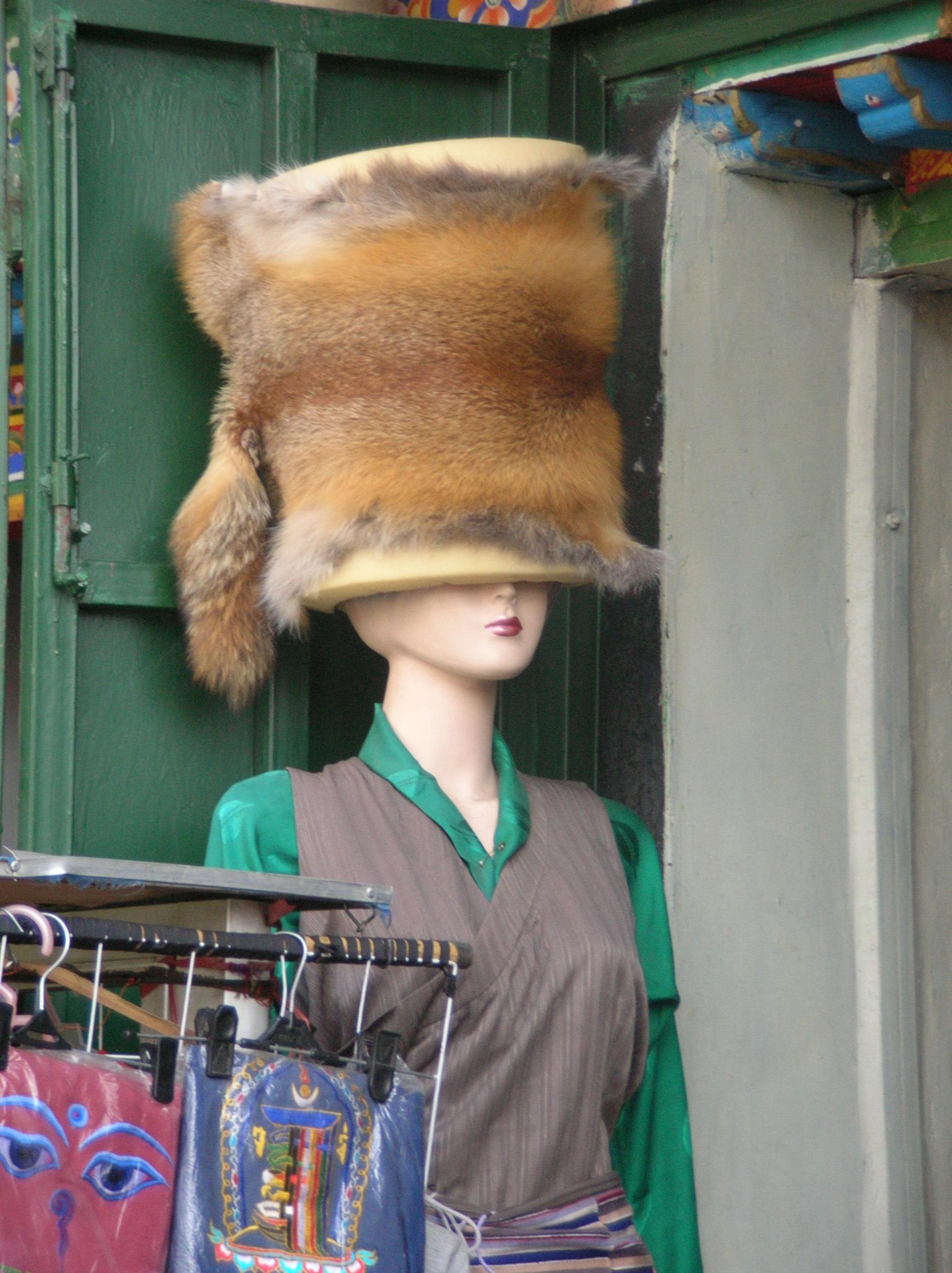 dans une boutique du vieux Lhasa (photo JPDes., 2005)