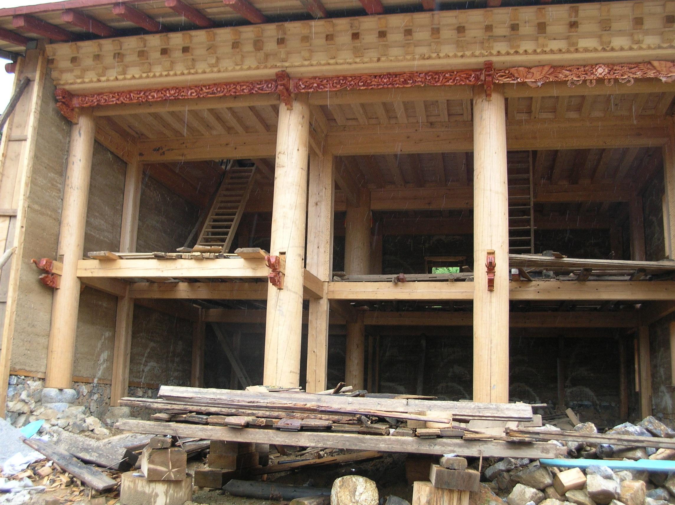 nouvelle construction aux abords de Zhongdian ou Shangrila (photo JPDes., 2007)
