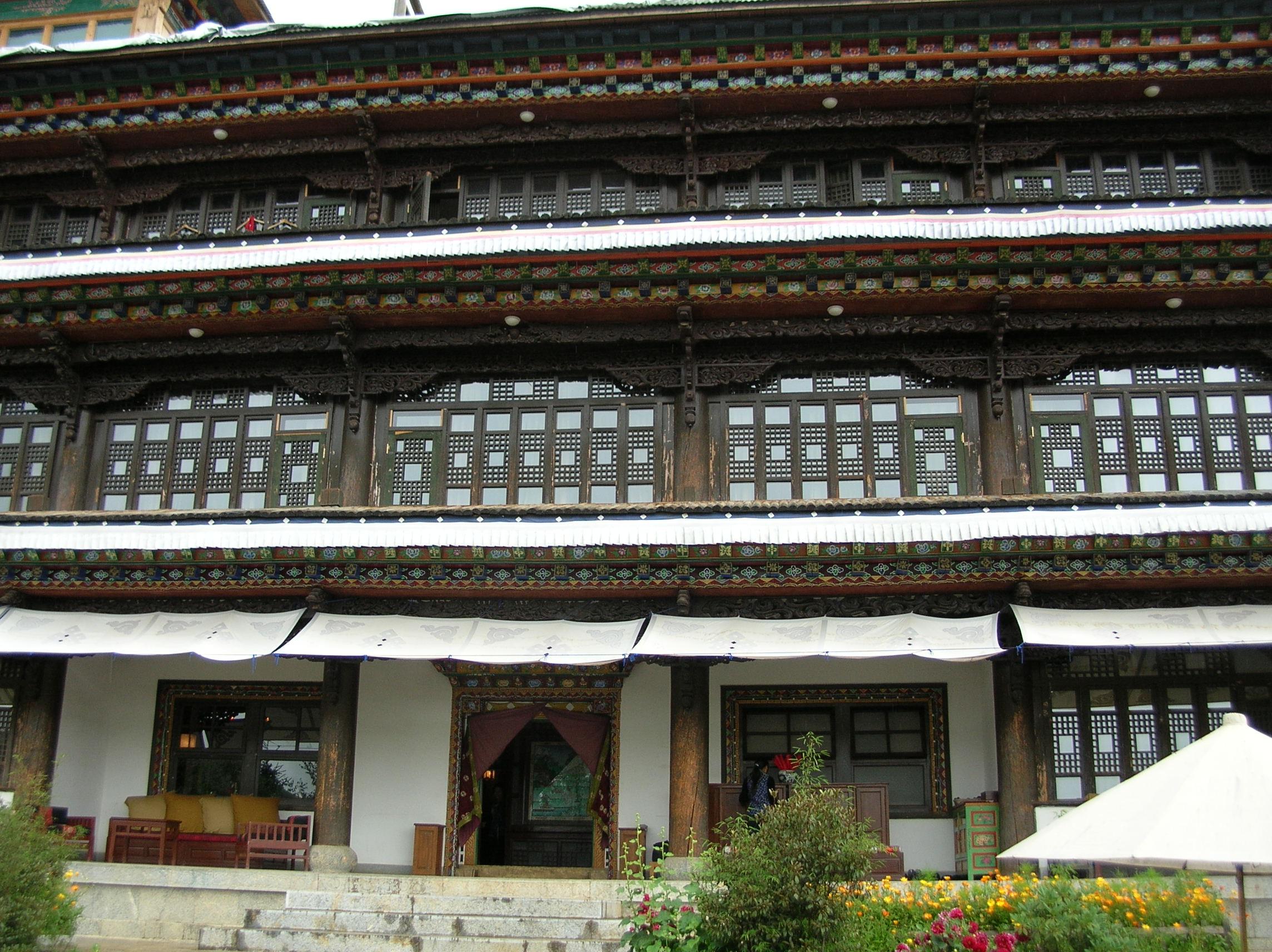  ancienne demeure de maître aux abords de Zhongdian ou Shangrila (photo JPDes., 2007)