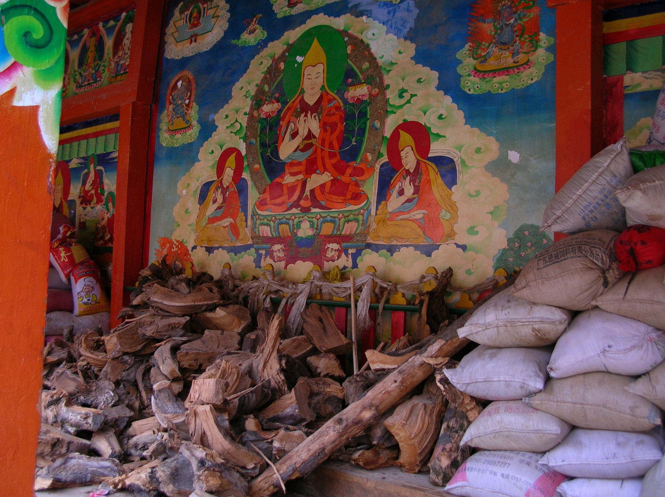    réserve de bois de chauffage au monastère de Zhongdian (photo JPDes. 2007)