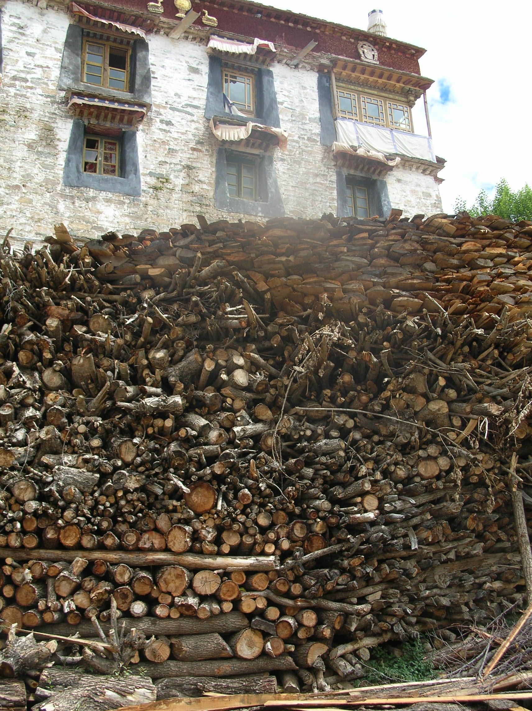 réserve de bois pour la cuisine au monastère Ganden, non loin de Lhassa (photo JPDes., 2005)