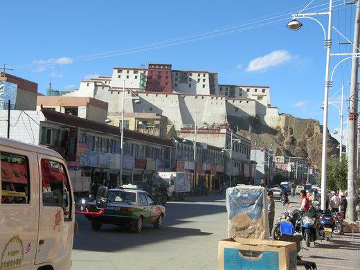 le siège administratif du panchen lama à Xigaze (photo JPDes., 2008) le siège administratif du panchen lama à Xigaze (photo JPDes., 2008)