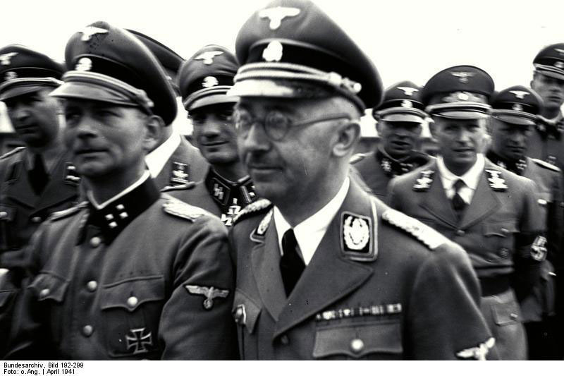 Le Sturmbannführer SS Otto Kumm, décoré de la Croix de Fer, à côté de Himmler lors d’une visite du camp de concentration de Mauthausen en 1941 (Source : Archives fédérales allemandes, image 192-299) Le Sturmbannführer SS Otto Kumm, décoré de la Croix de Fer, à côté de Himmler lors d’une visite du camp de concentration de Mauthausen en 1941 (Source : Archives fédérales allemandes, image 192-299)