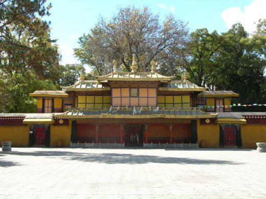 La résidence du 13ème dalaï-lama au Norbulingka, le précédent (photo JPDes. 2009)