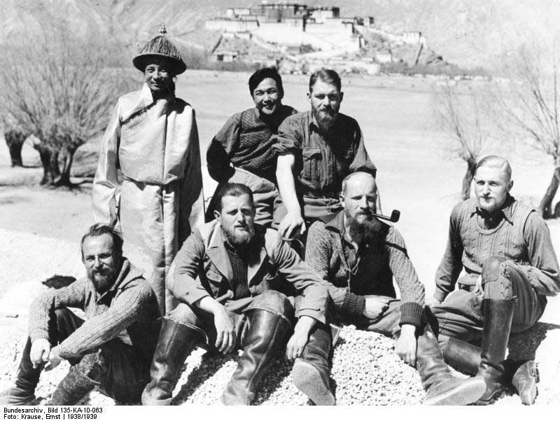 L’expédition SS au Tibet : (debout, à droite) Schäfer ; (assis, de gauche à droite) Krause, Geer, Wienert, Beger (Source : Archives fédérales allemandes/Wikimedia commons) L’expédition SS au Tibet : (debout, à droite) Schäfer ; (assis, de gauche à droite) Krause, Geer, Wienert, Beger (Source : Archives fédérales allemandes/Wikimedia commons)