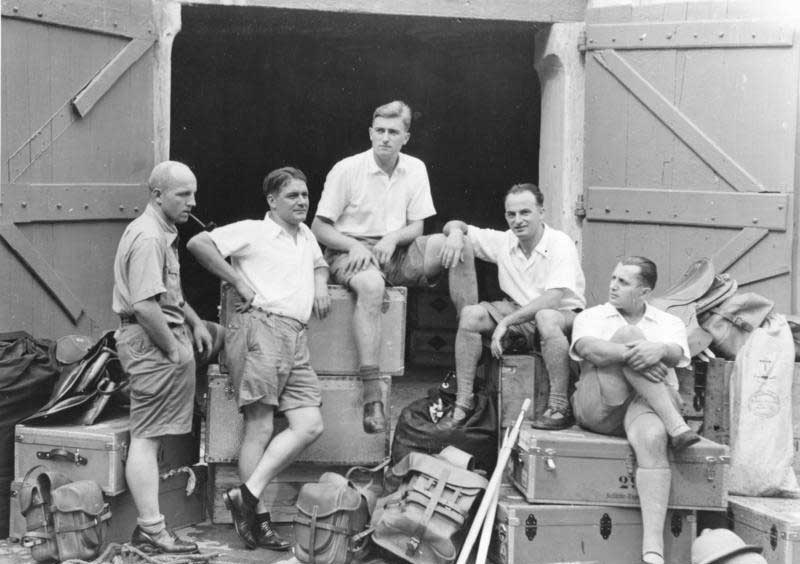 les membres de l’expédition SS au Tibet faisant escale à Calcutta : (de gauche à droite) Wienert, Schäfer, Beger, Krause, Geer. (Source : Archives fédérales allemandes, réf. 135-KA-01-039 / CC-BY-SA 3.0)