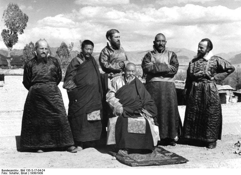 Wienert, Schäfer et Krause en costume tibétain, avec l’abbé du monastère de Tashilunpo à Shigatse (Source : Archives fédérales allemandes / Wikimedia commons)
