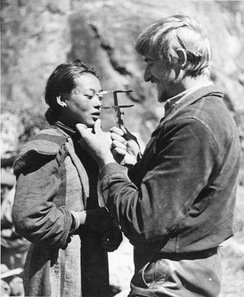 Bruno Beger prenant des mesures anthropométriques au Tibet. (Source : Archives fédérales allemandes/Wikimedia commons)